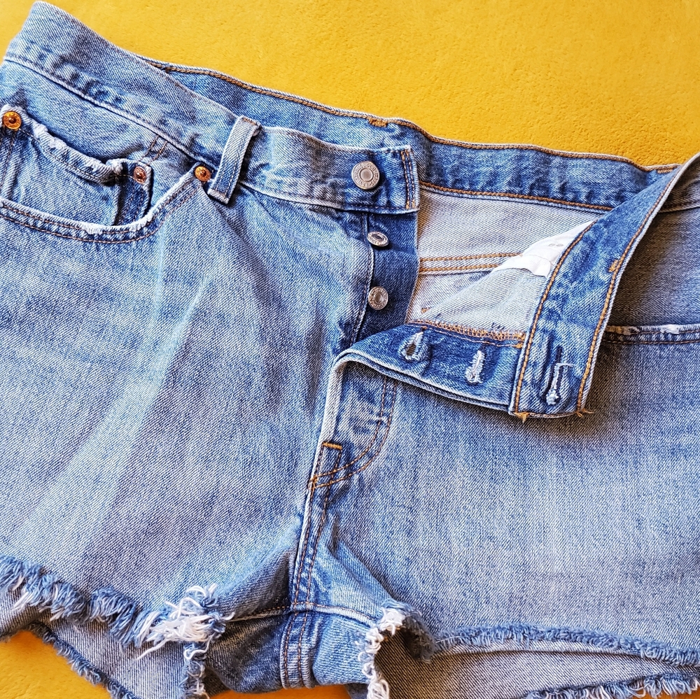 Classic Levi's 501 cutoff shorts button fly. sz 12